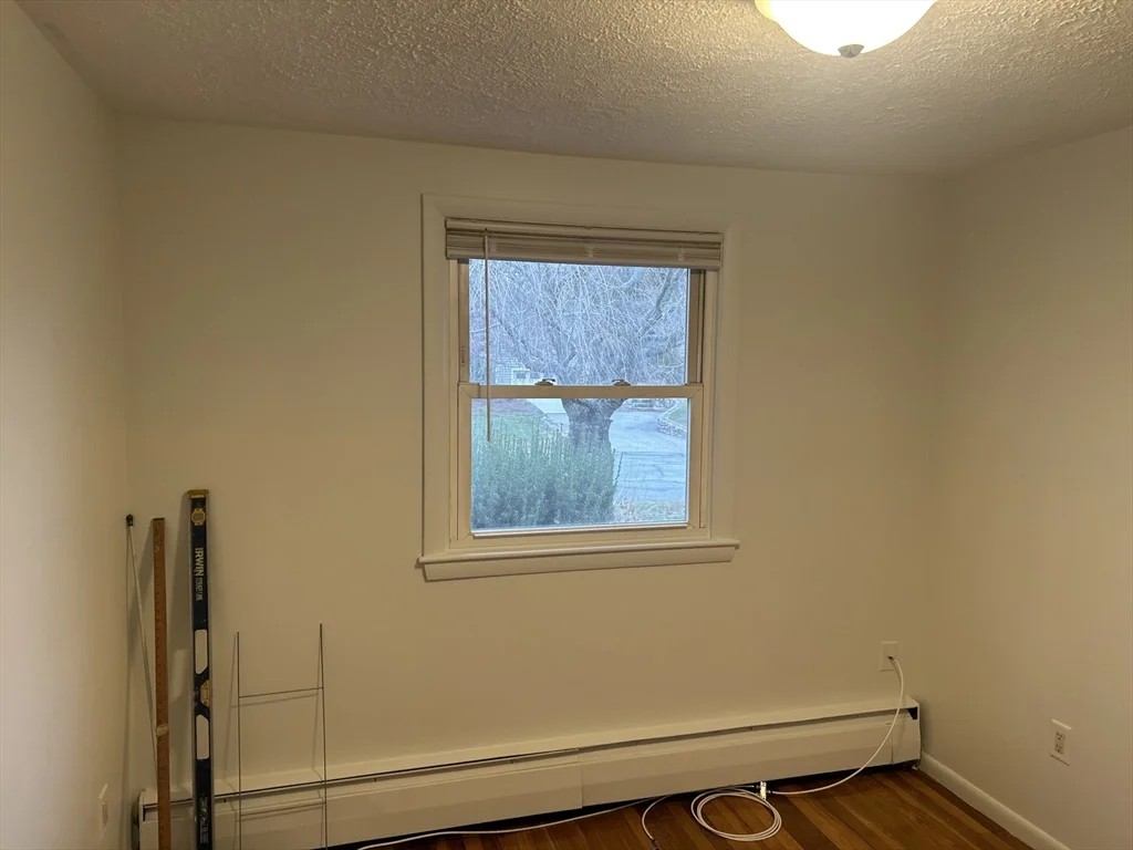 4 Meadowview Ln, Milford