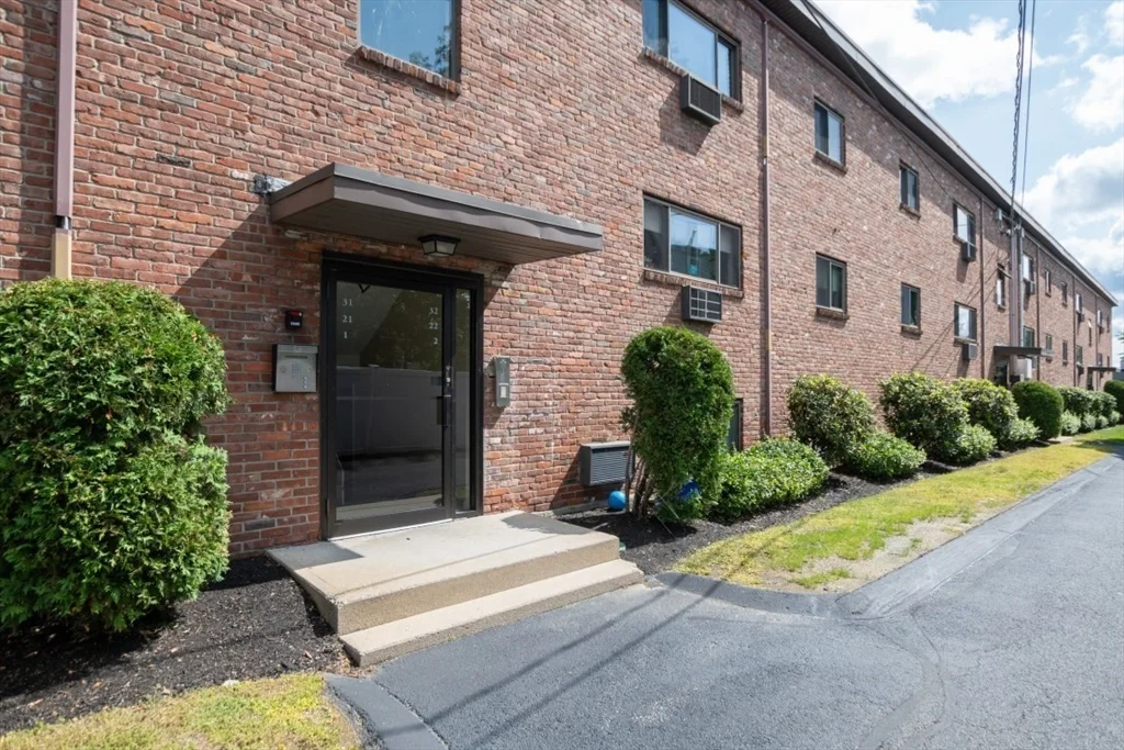 146 Willow St, Waltham
