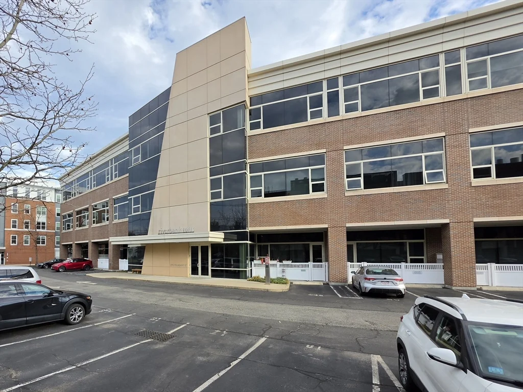290 Pleasant St, Watertown