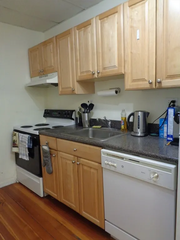 40 Carlton St, Longwood