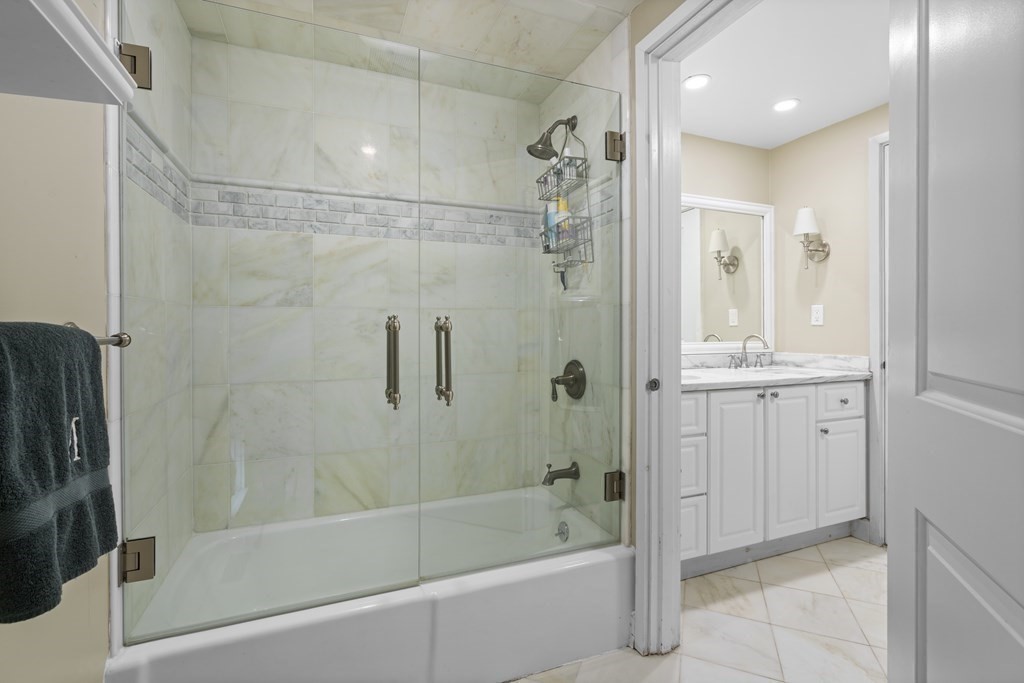 11 Oak St, Wellesley