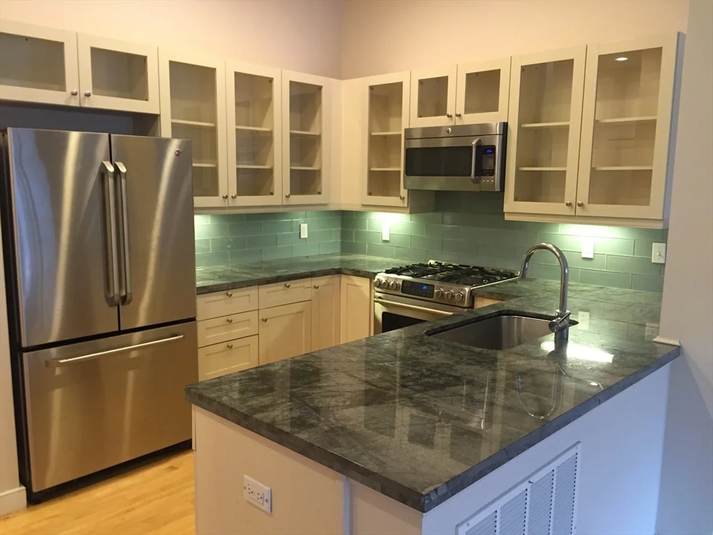 72 Hamilton St, Cambridgeport