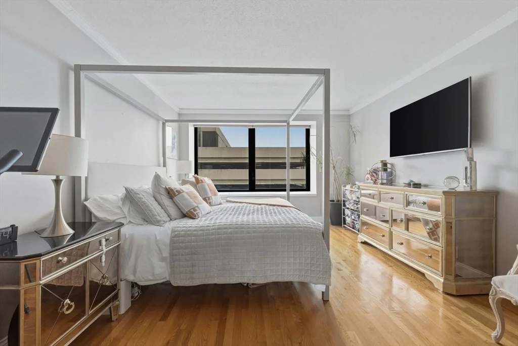 65 E India Row, Downtown