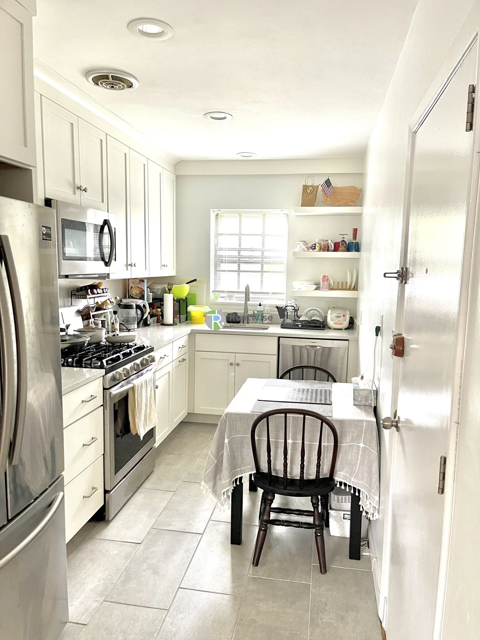 9 Lake Shore Ter, Oak Square