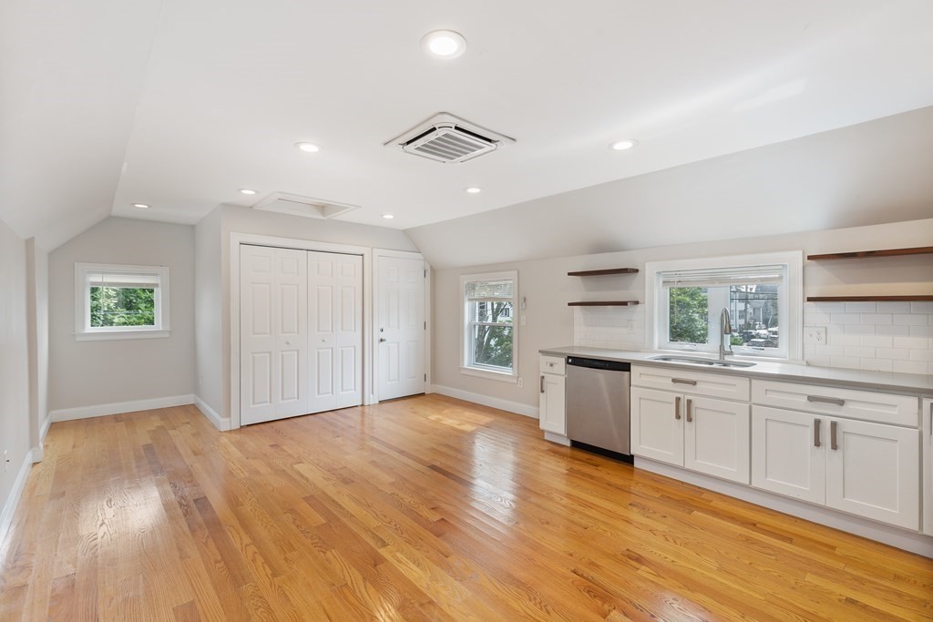 25 Beachland Ave, Revere Beach