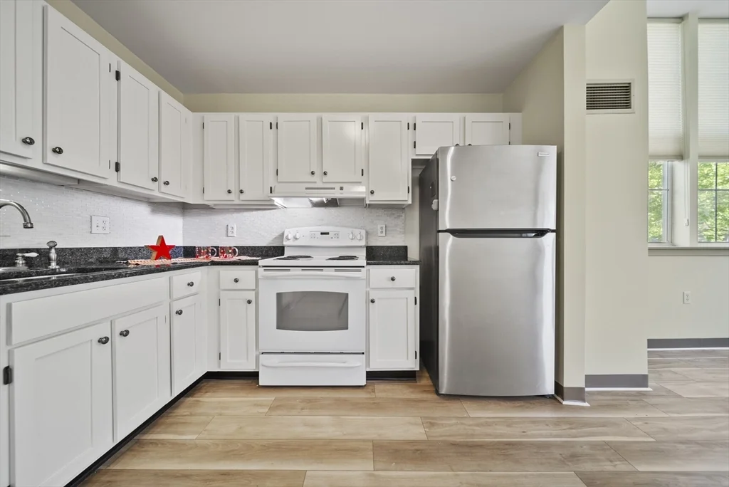 24 Cobblestone Ln, West Gloucester