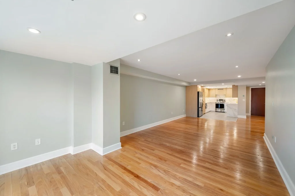 75-83 Cambridge Pkwa, Cambridgeport