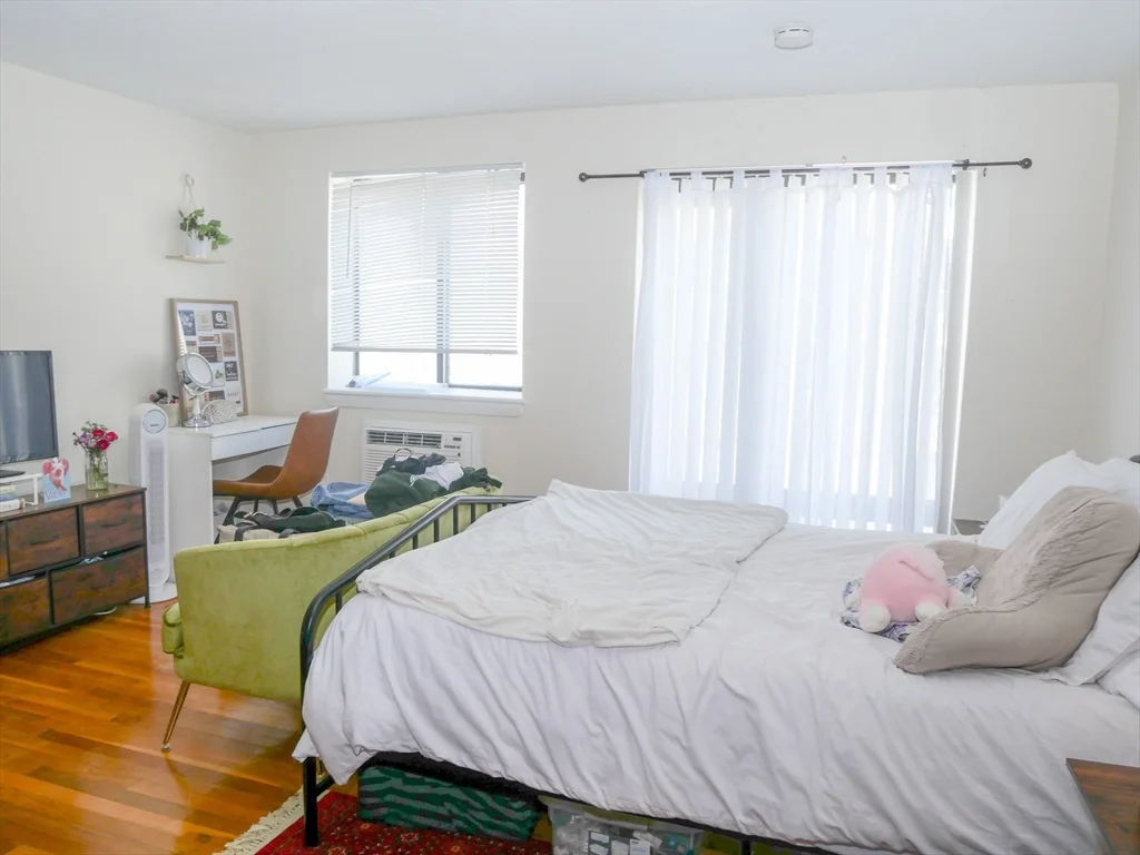1039 Commonwealth Ave, Allston