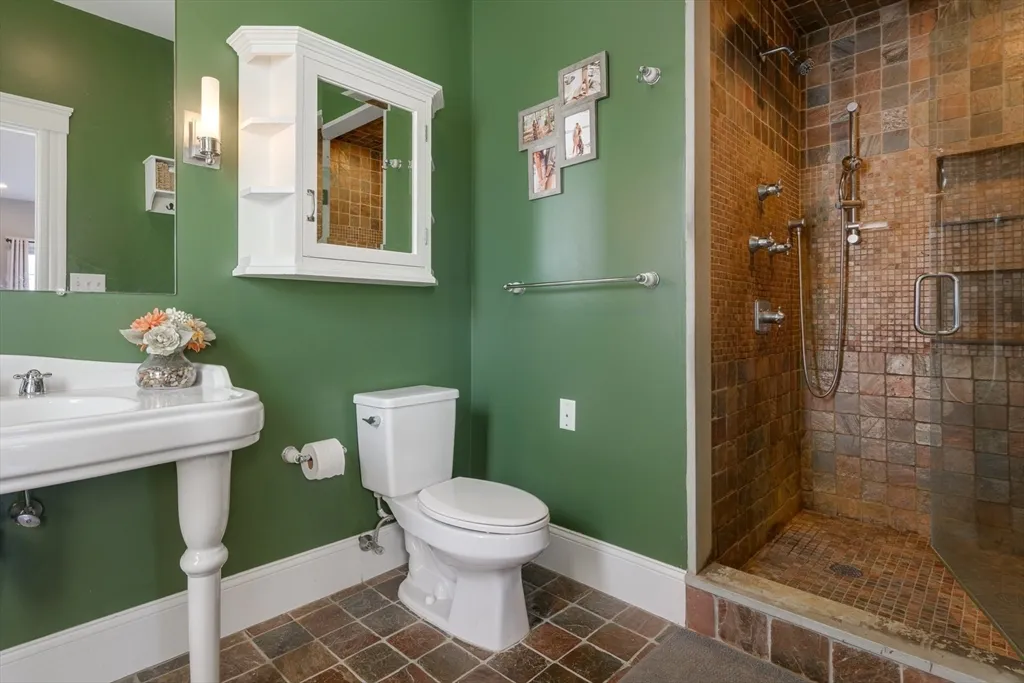 41 Farragut Rd, South Boston