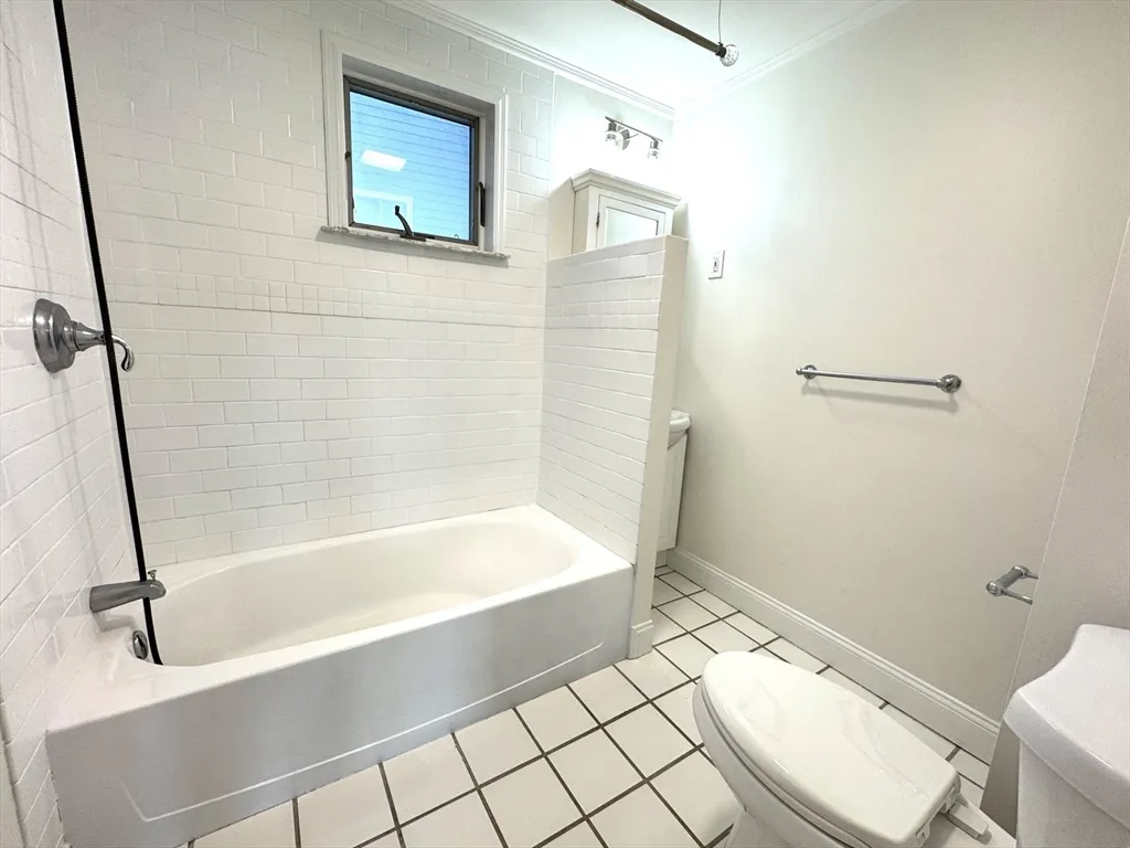 14 Breck Ave, Oak Square