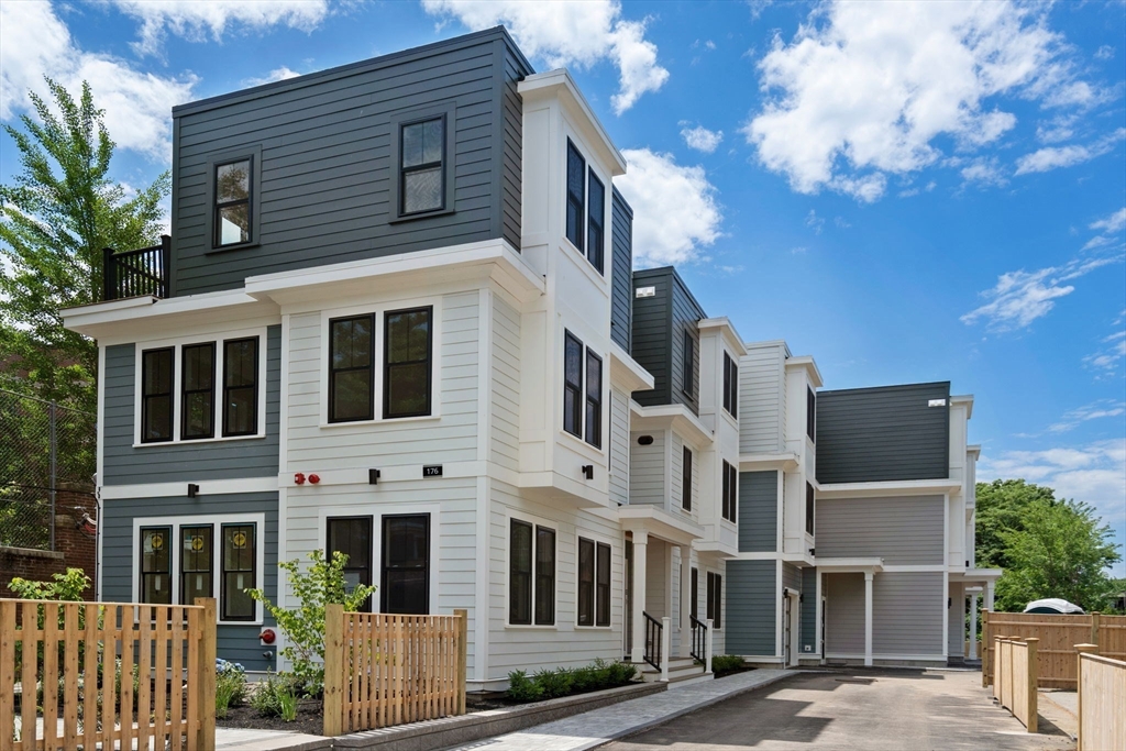 176 School St, Jamaica Plain