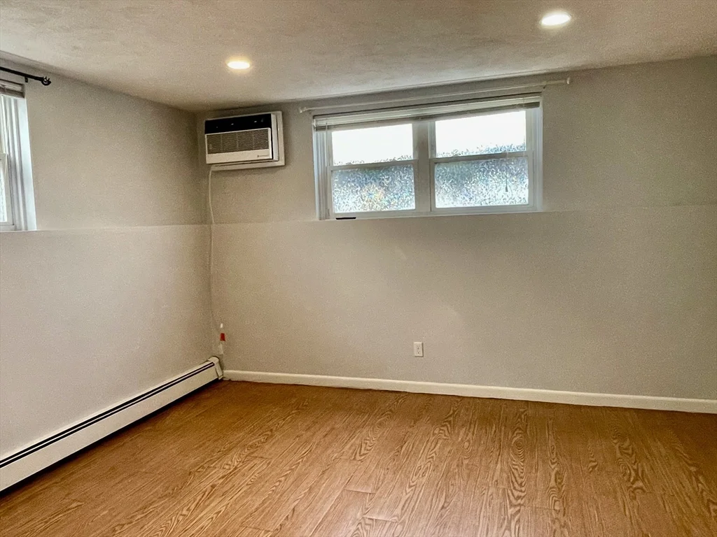 304 College Farm Rd, Waltham