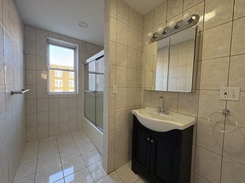 73 Thatcher St, North Brookline