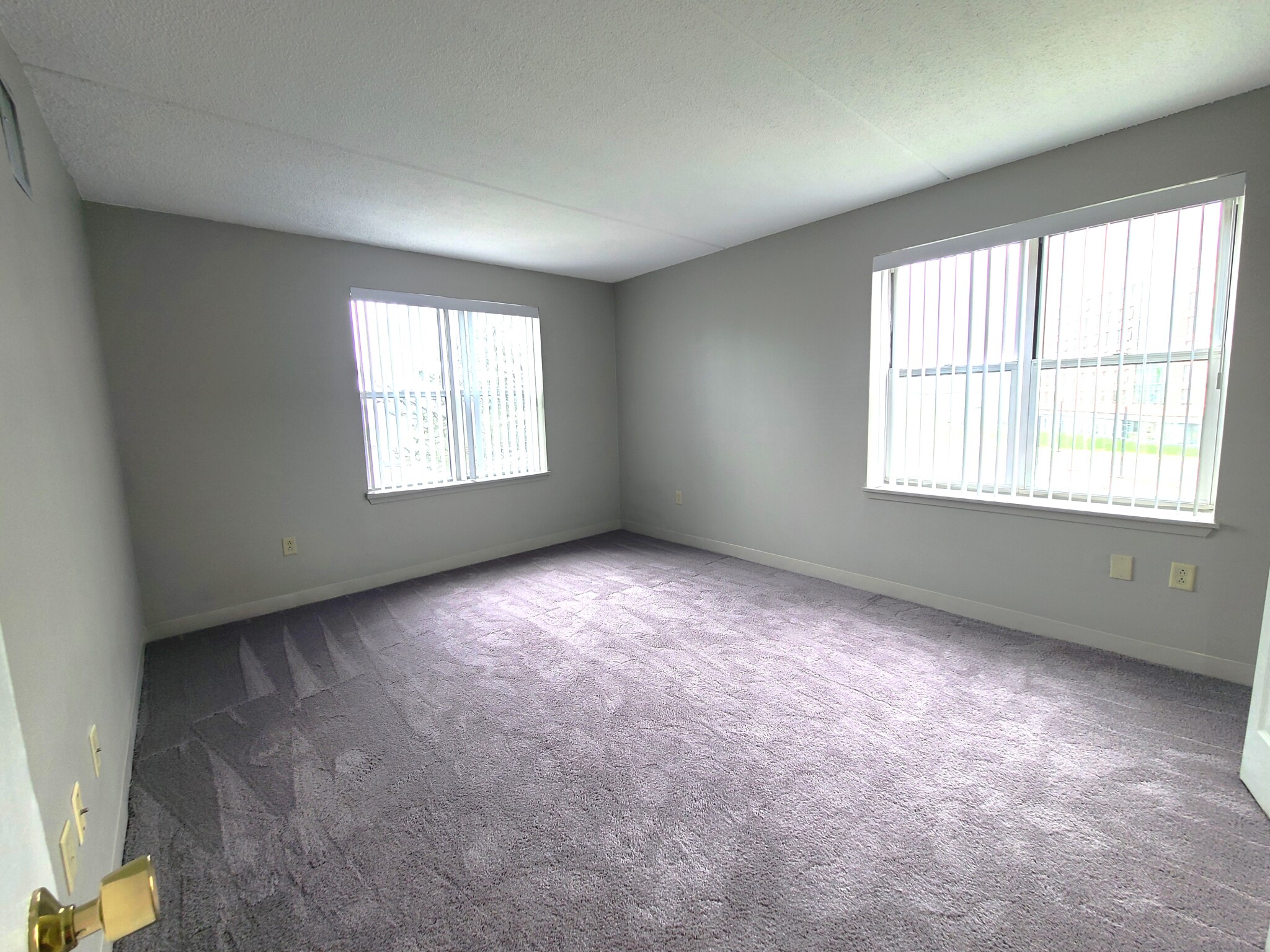 1 South Point Dr, Dorchester