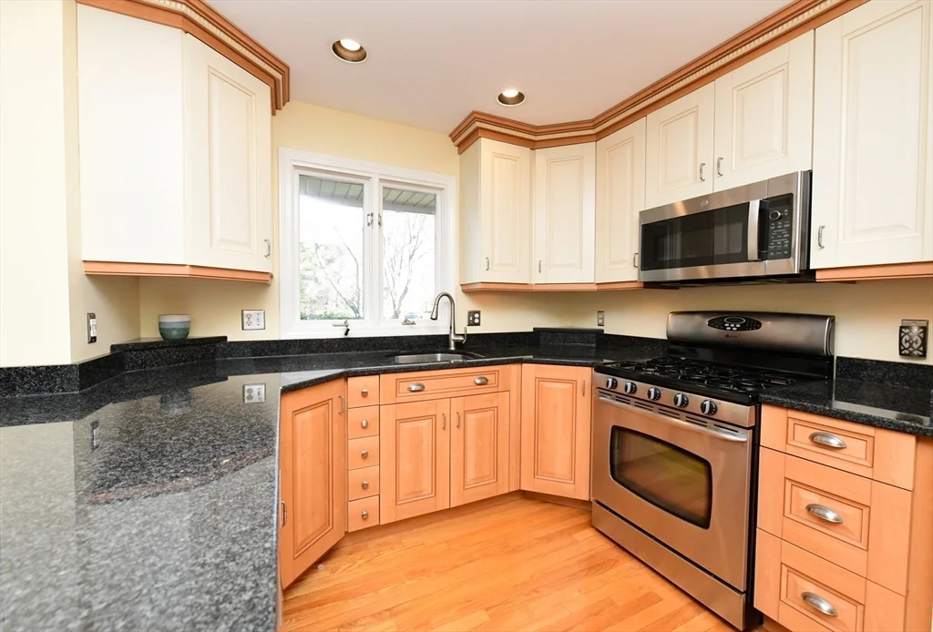 4 Bittersweet Ln, Buzzards Bay