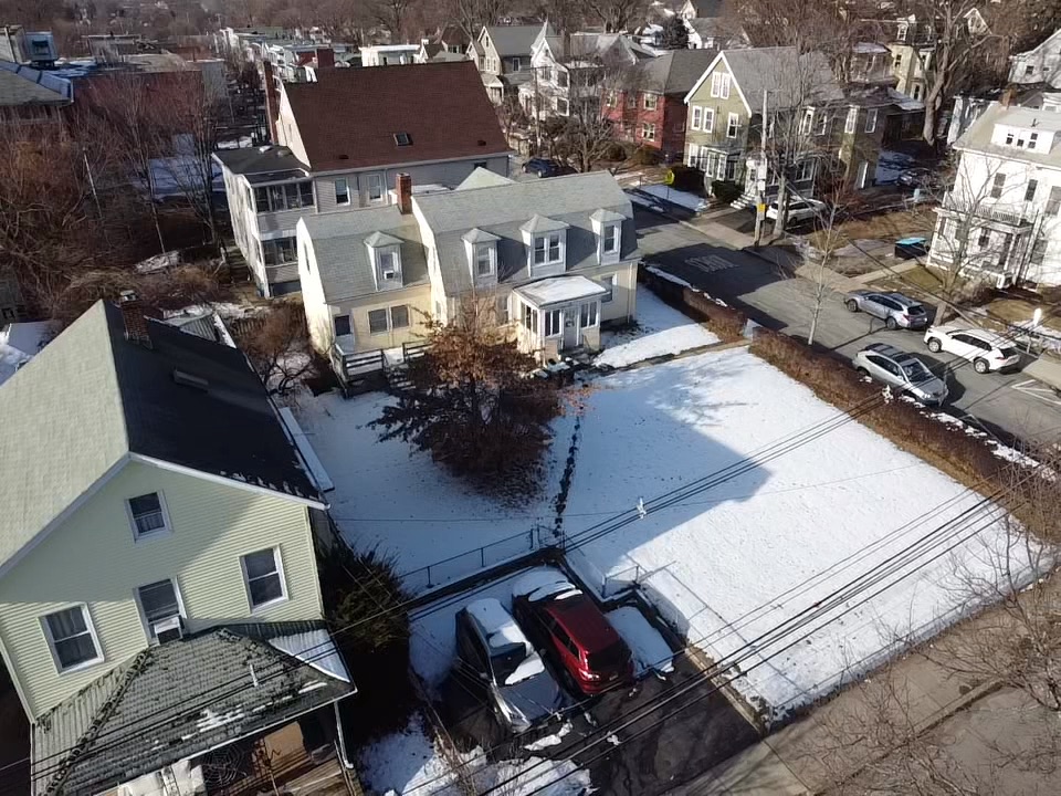 80 Curtis St, Tufts