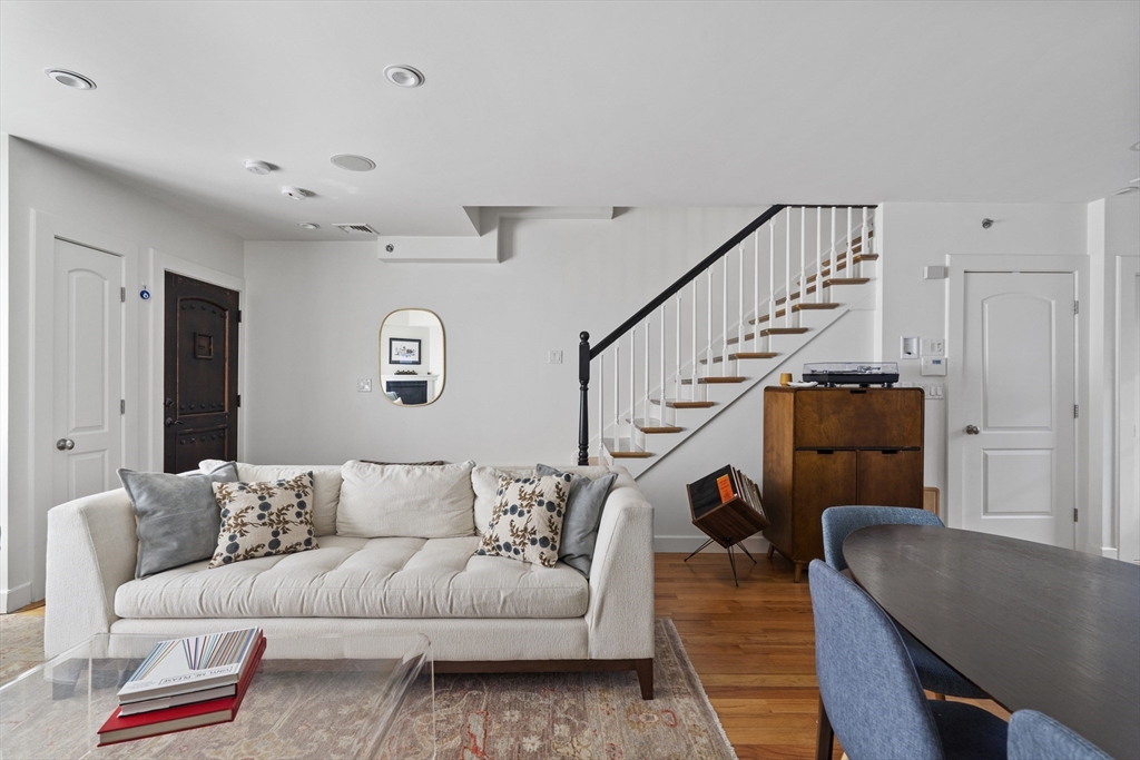 33 Middle St, South Boston