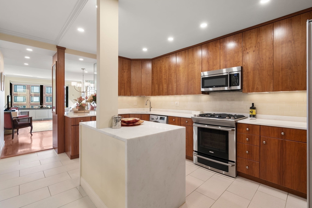 65 E India Row, Waterfront