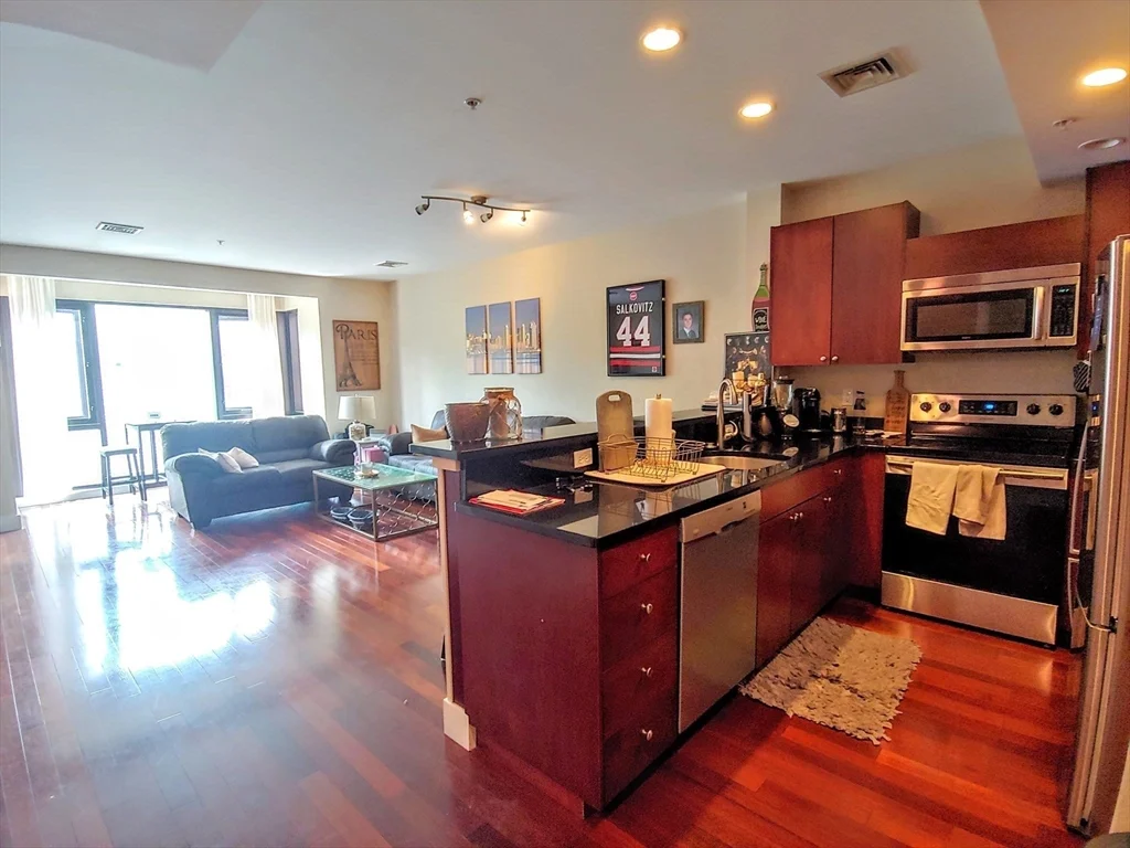 533 Cambridge St, Oak Square