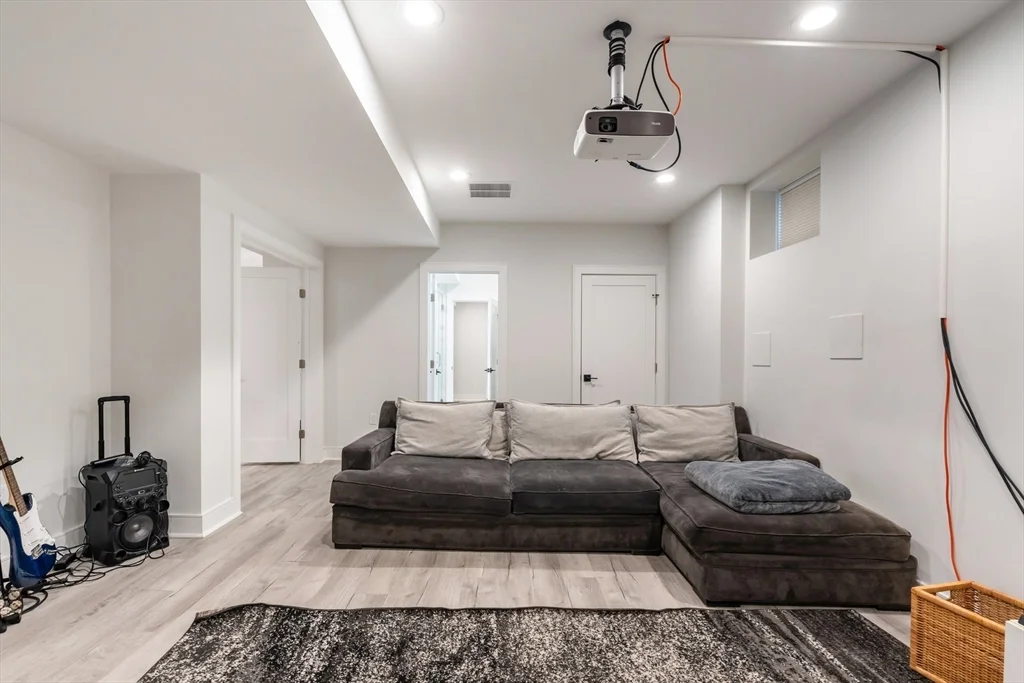 19 Shute Path, Newton Center