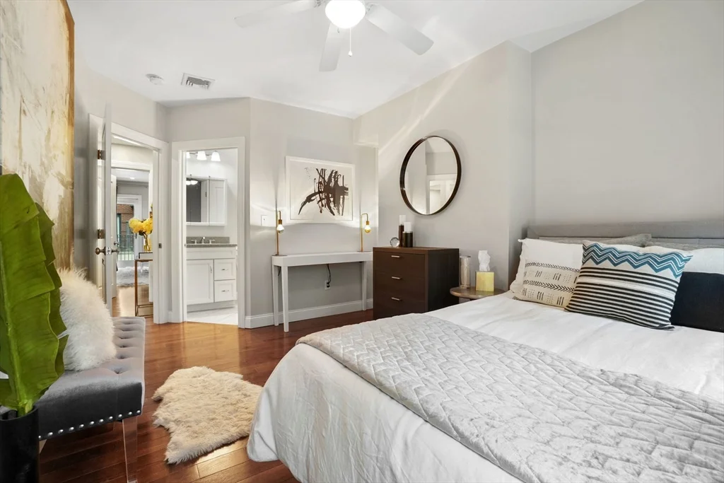 16 Follen St, Back Bay
