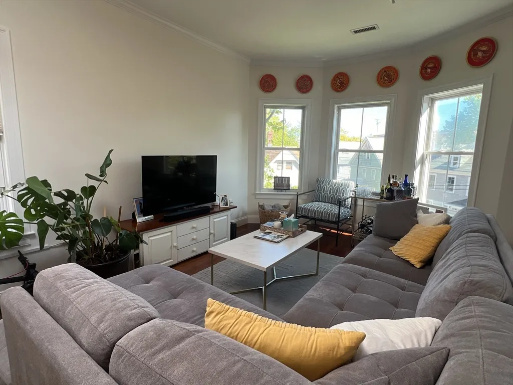 35 Magnolia Ave, Mid-Cambridge