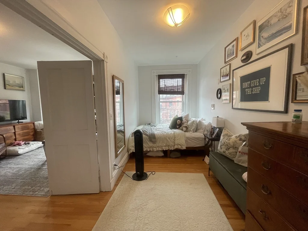 218 Newbury St, Back Bay