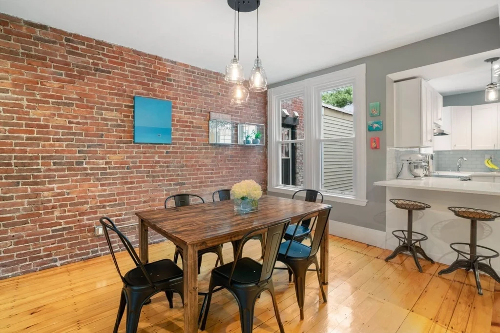 30 Oak St, Charlestown