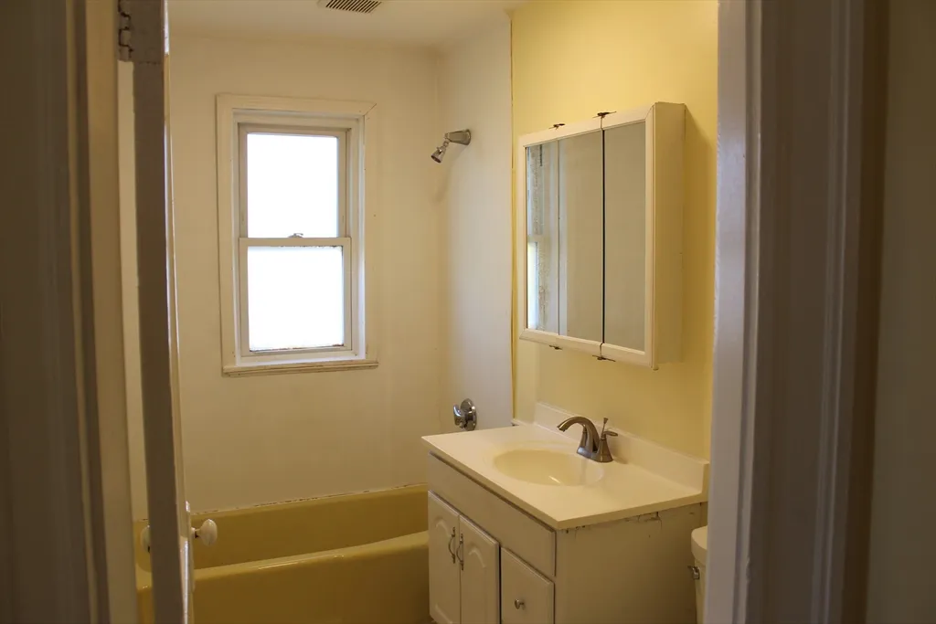 242 Newbury Ave, North Quincy