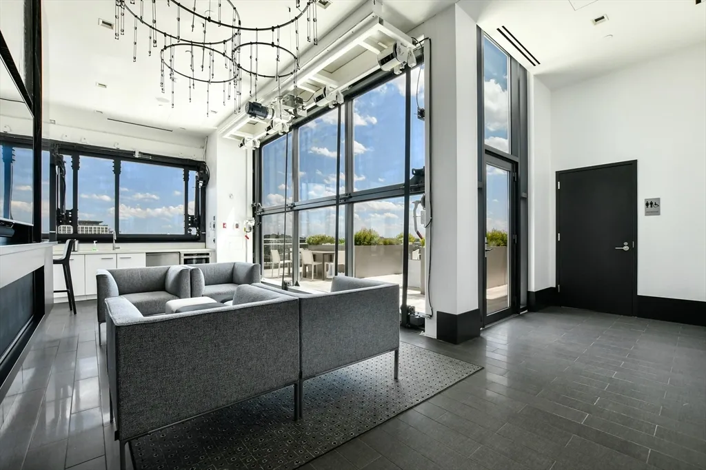 40 Traveler St, South End