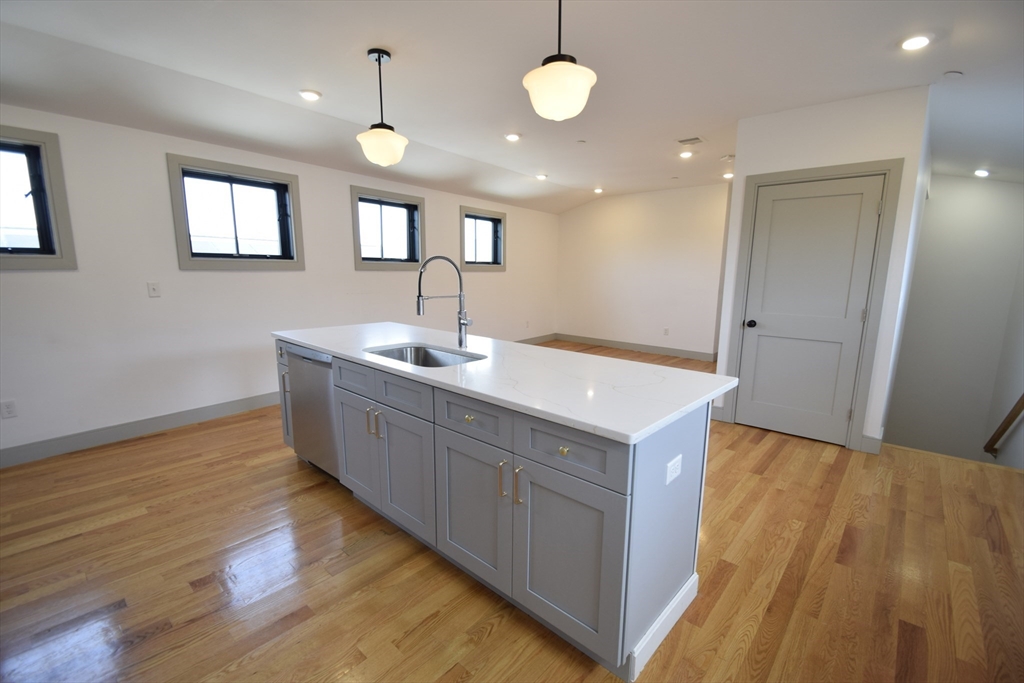 15 Maywood St, Roxbury