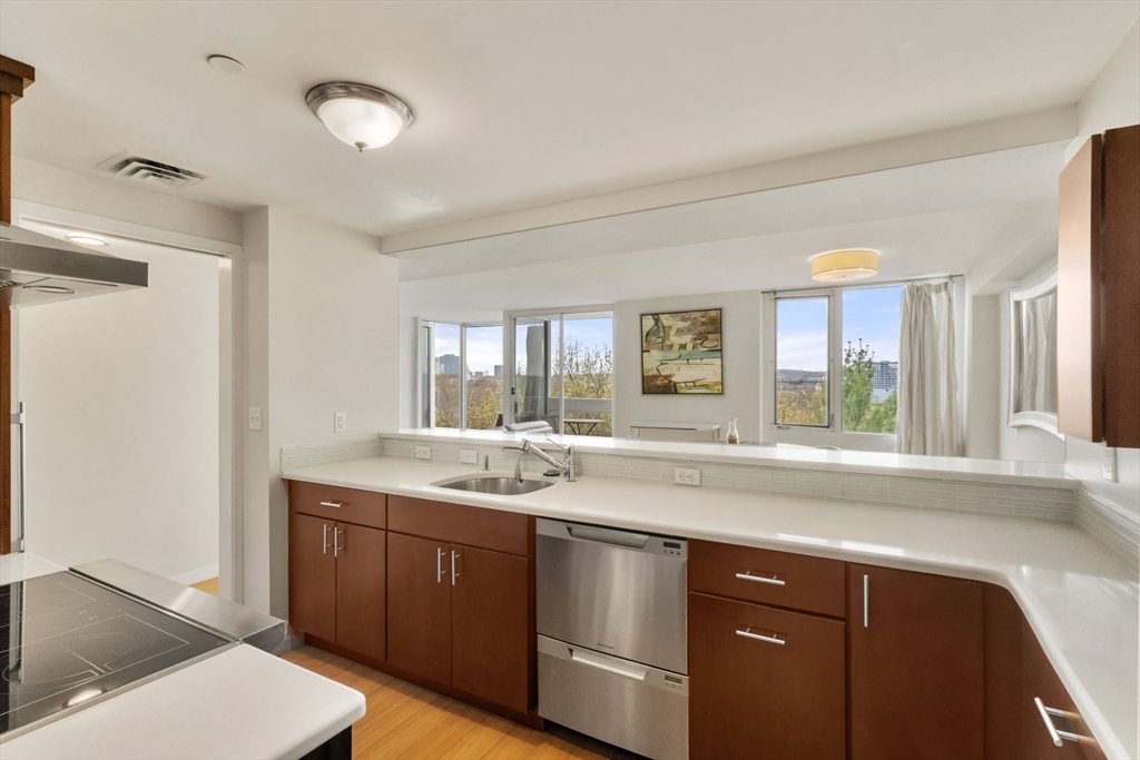 975 Memorial Dr, Harvard Square