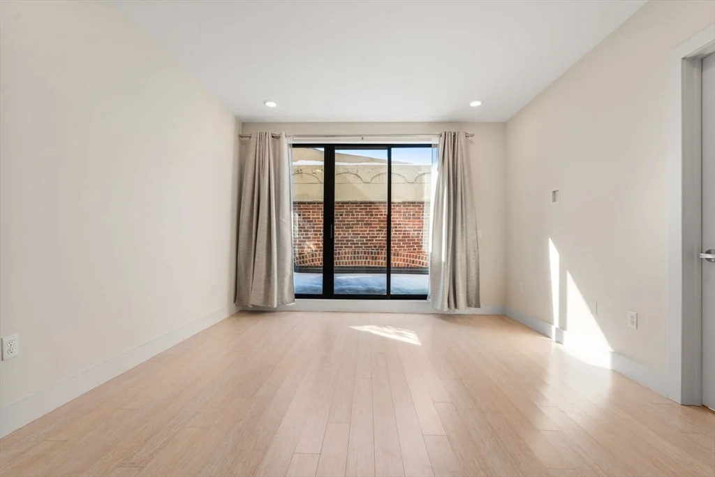 121 Portland St, West End