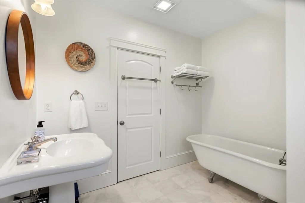 110 Clamshell Cove Rd, Cotuit