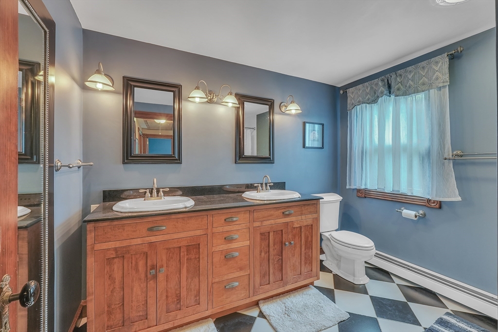 211 Mendon St, Hopedale