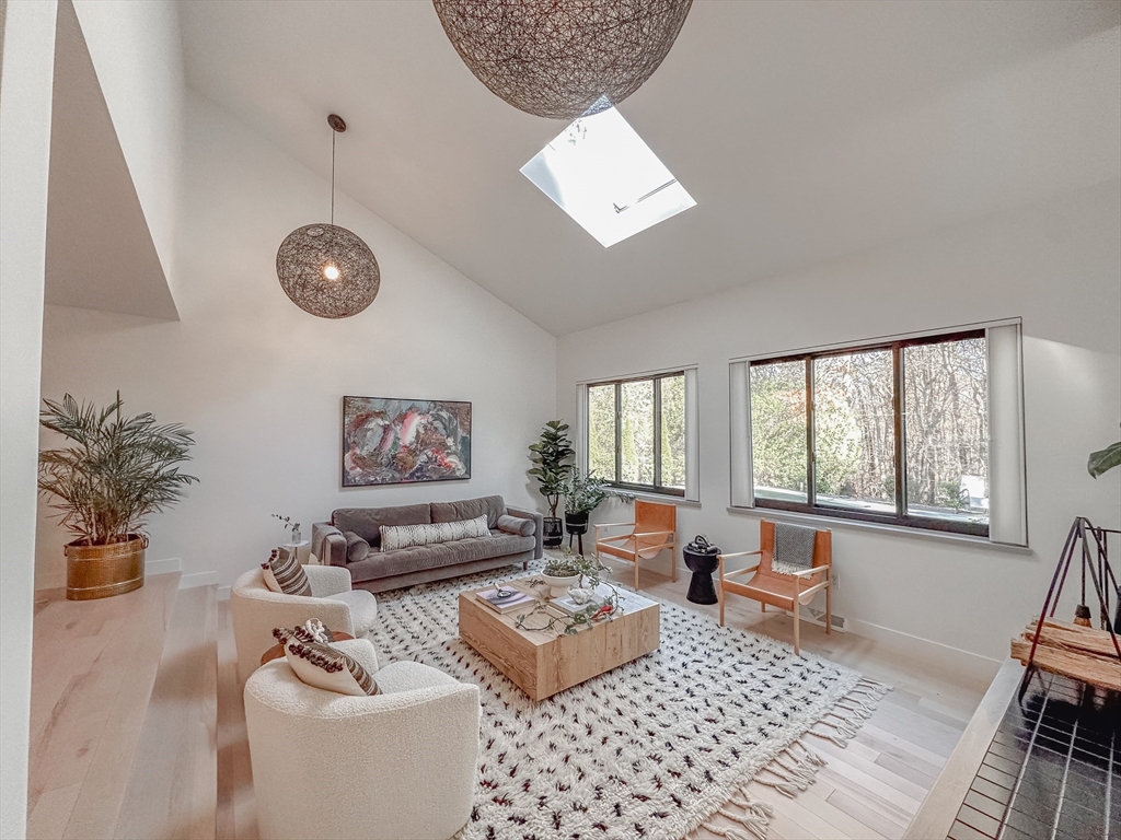 15 Thoreau Dr, Easton