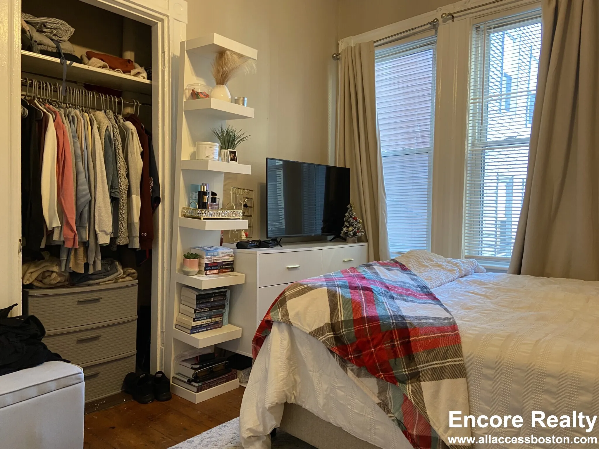 8 Sunset St, Mission Hill