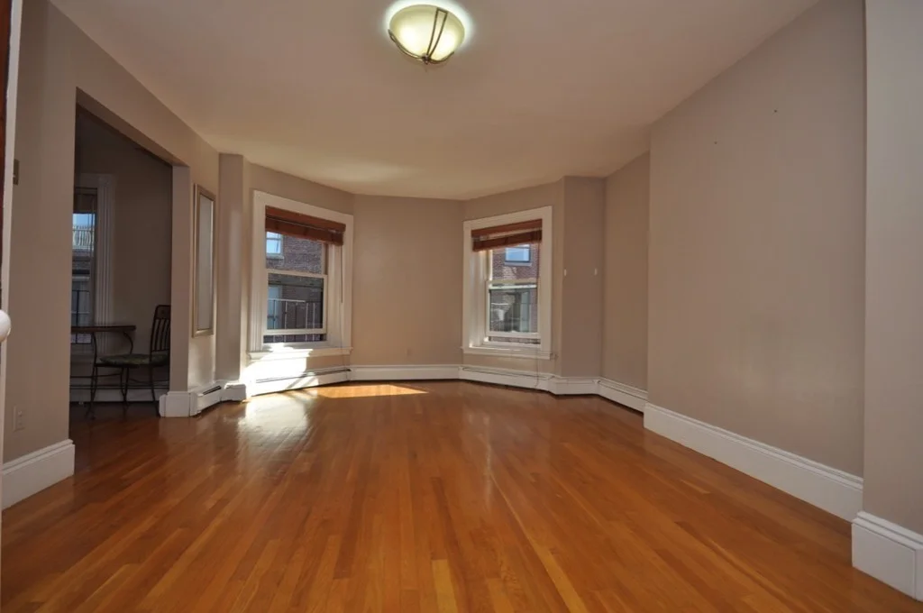 218 Newbury St, Back Bay