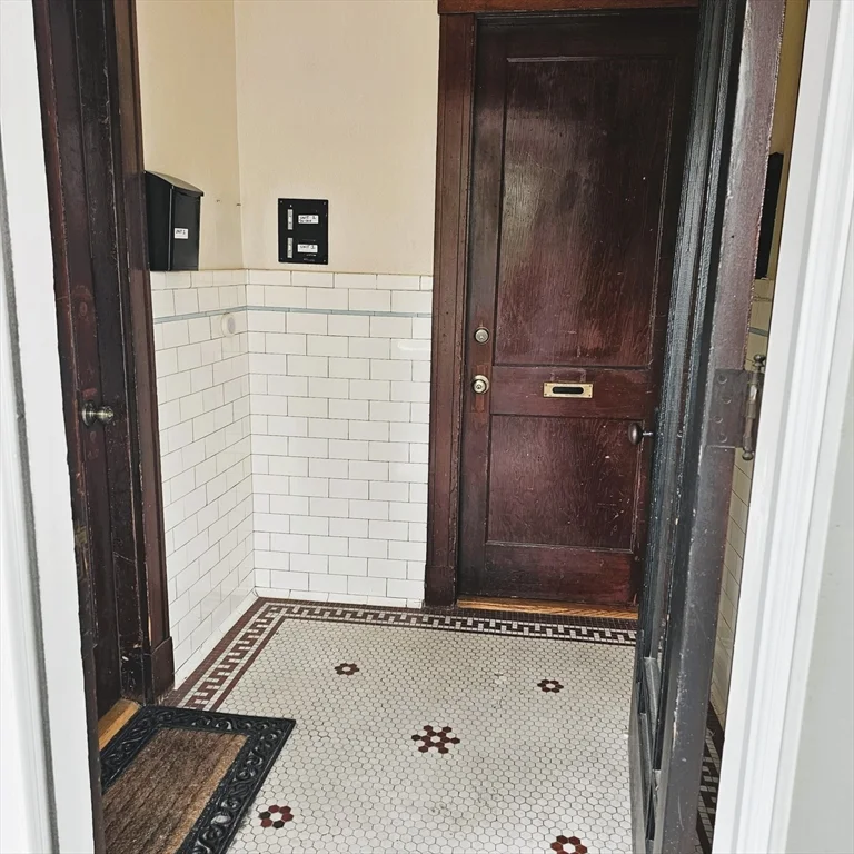 97 Hammond St, Waltham