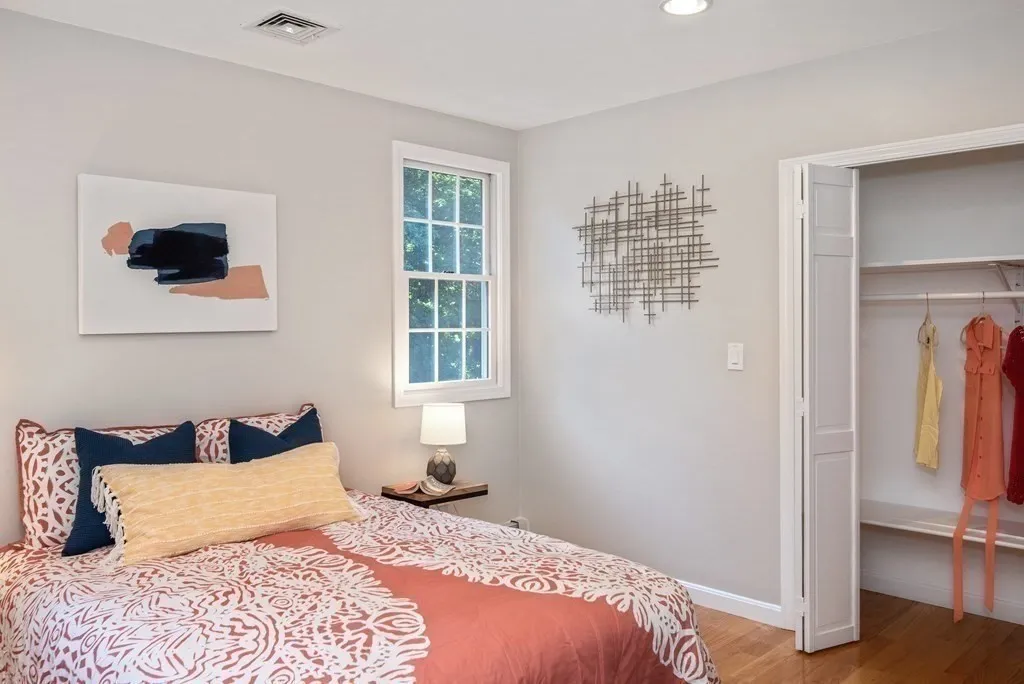 29 Burke Ln, Wellesley