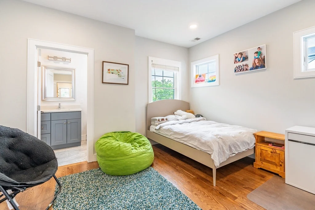 19 Shute Path, Newton Center