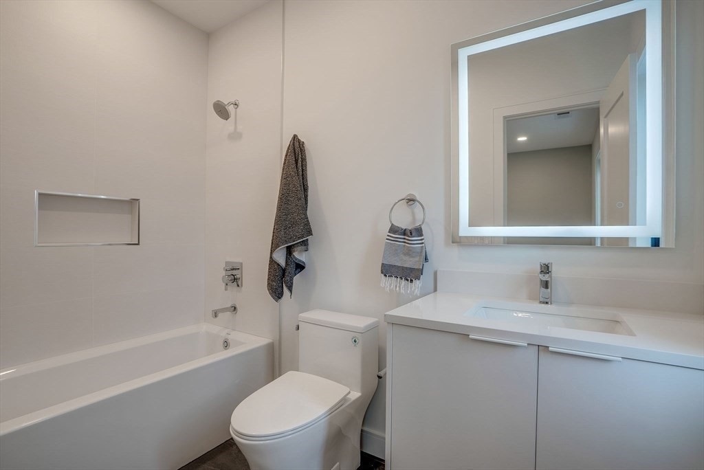 71 Harwich Rd, Chestnut Hill