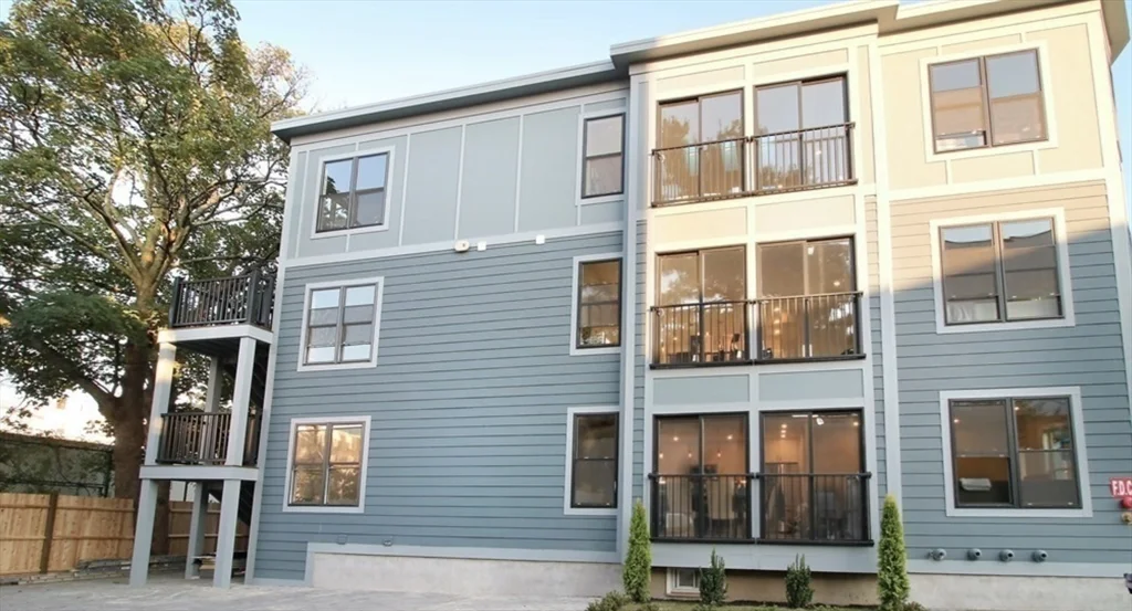 15 W Bellflower, Dorchester