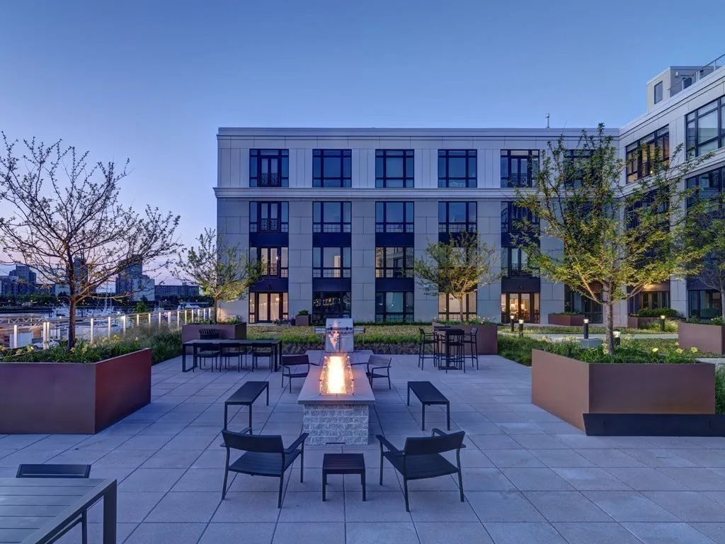 10 Shipyard Dr, Hingham