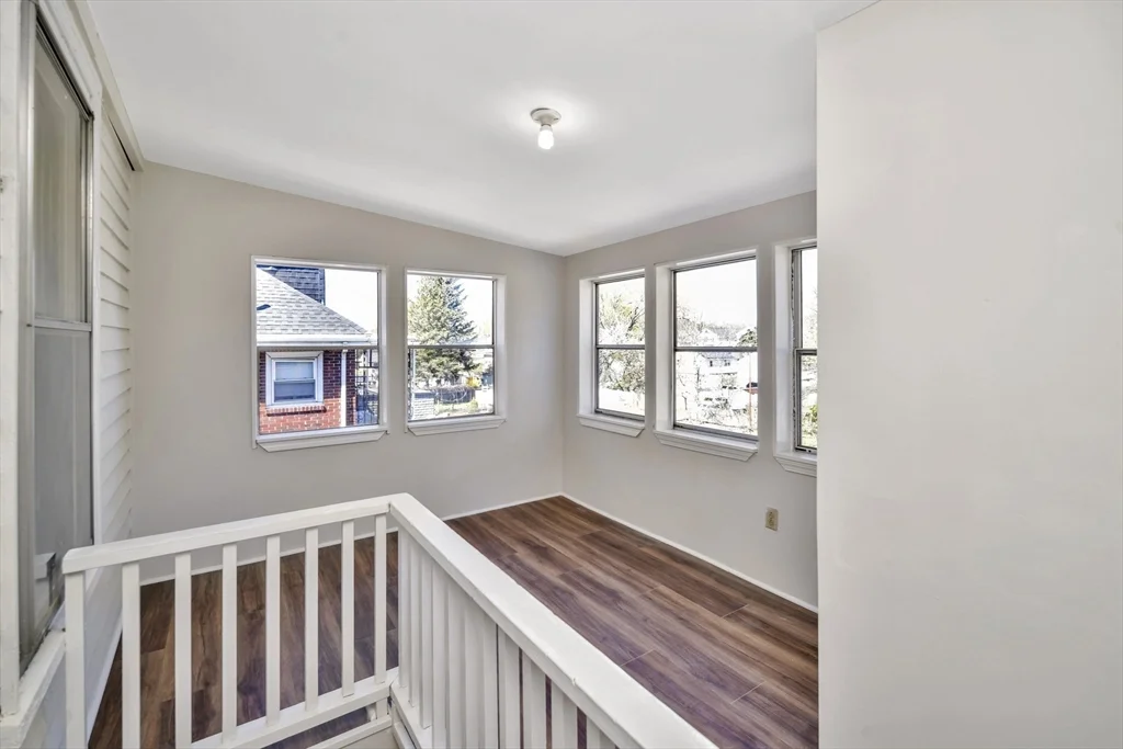 492 Metropolitan Ave, Hyde Park