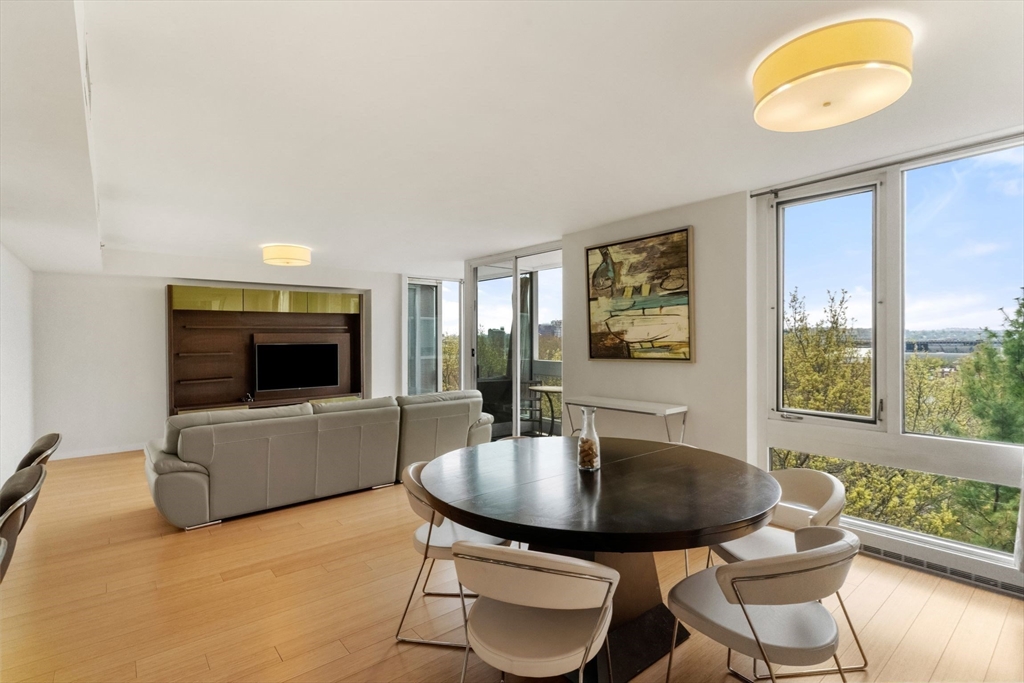 975 Memorial Dr, Harvard Square