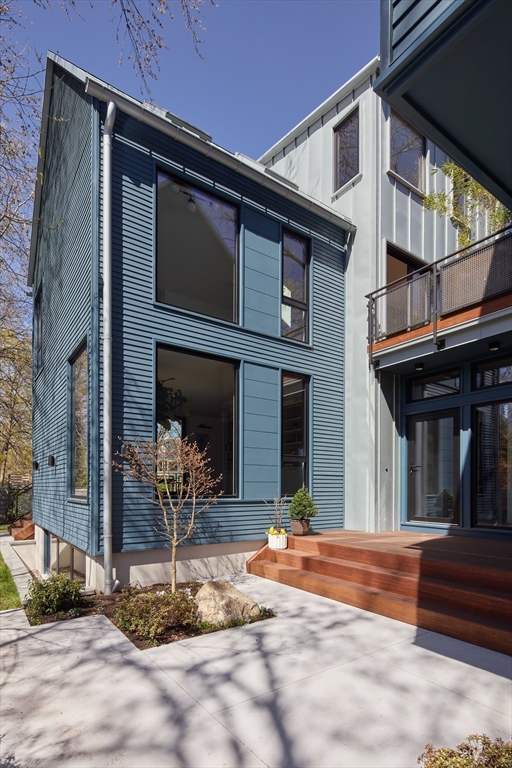 201.5 Lakeview Ave, West Cambridge