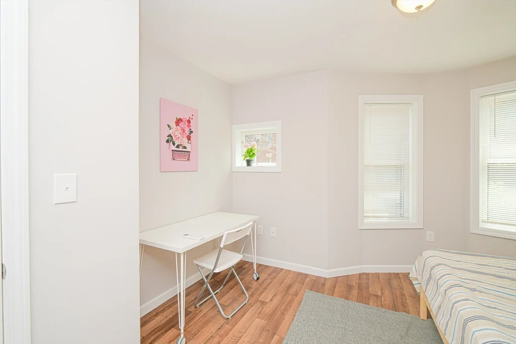 23 Warwick, Roxbury