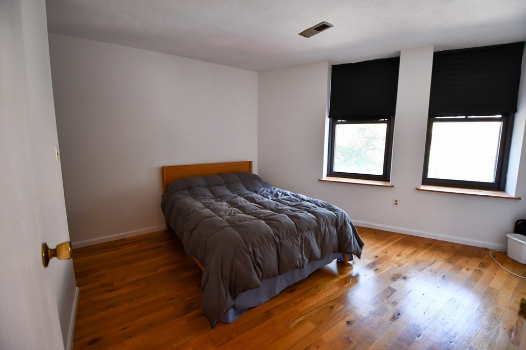 386 Commercial, North End