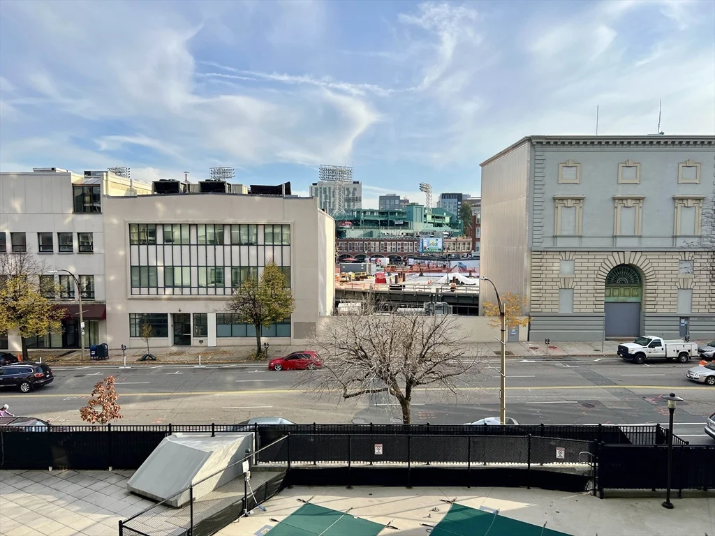566 Commonwealth, Fenway